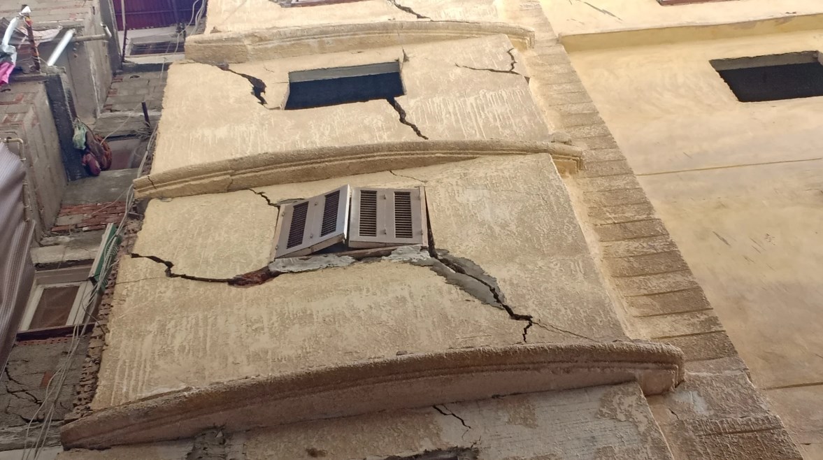 بعد رحيل 12 شخصًا.. إخلاء عقارين مهددين بالانهيار في حدائق القبة 