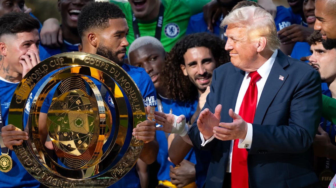 دونالد ترامب أثناء تتويج تشيلسي بكأس العالم للأندية دونالد ترامب أثناء تتويج تشيلسي بكأس العالم للأندية