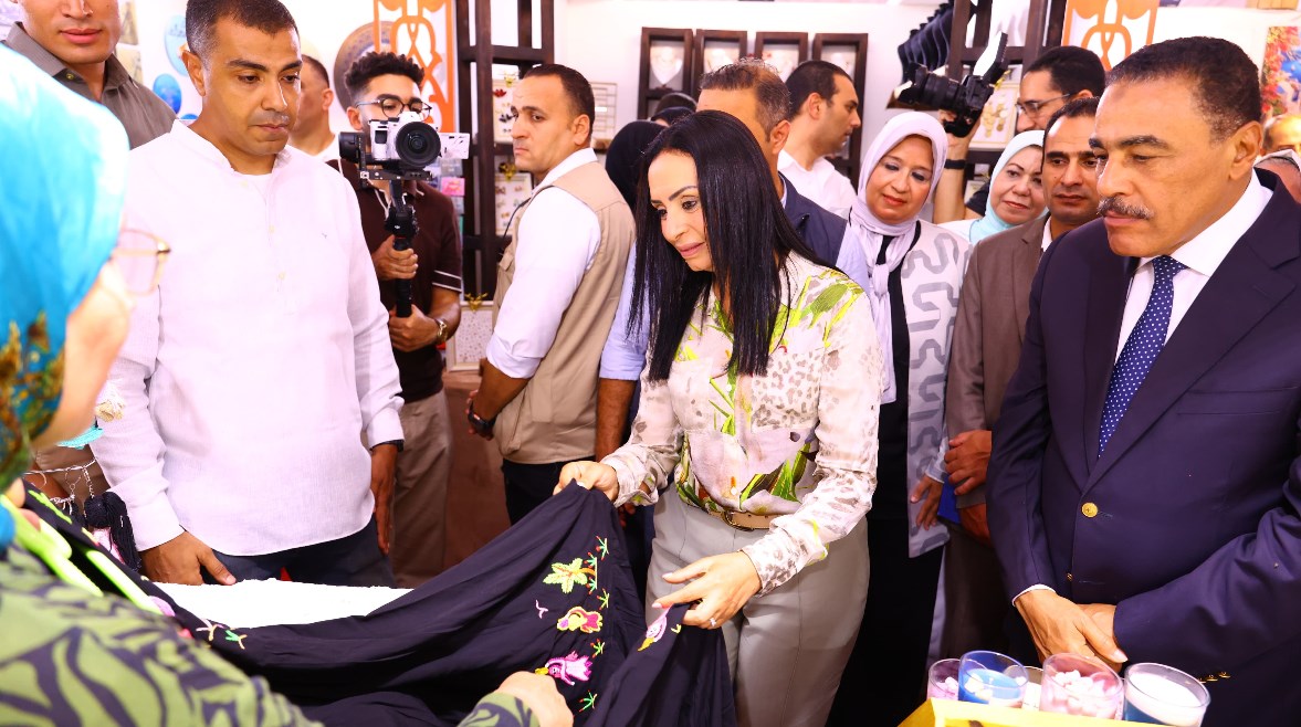 وزيرة التضامن ومحافظ مطروح يفتتحان معرض "ديارنا" وزيرة التضامن ومحافظ مطروح يفتتحان معرض "ديارنا"