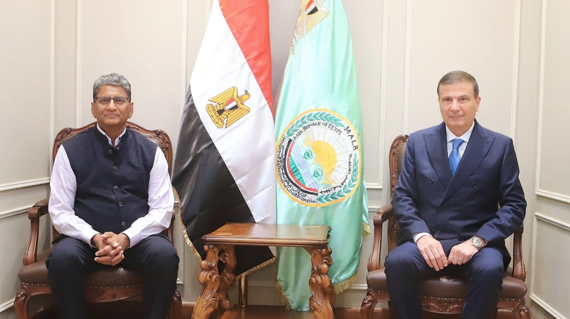 وزير الزراعة واستصلاح الأراضي علاء فاروق، مع السفير الهندي الجديد لدى القاهرة "سوريش ريددي" وزير الزراعة واستصلاح الأراضي علاء فاروق، مع السفير الهندي الجديد لدى القاهرة "سوريش ريددي"