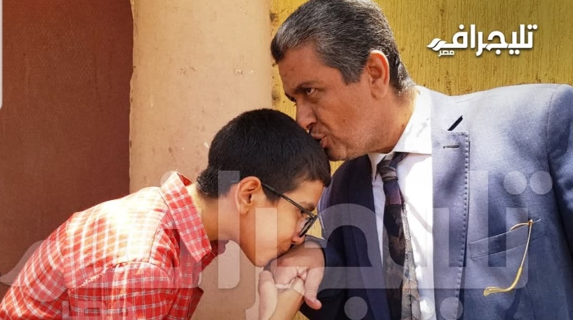 باسم دحيح الاقصر يقبل يد والده عقب الإنتهاء من أداء الامتحان باسم دحيح الاقصر يقبل يد والده عقب الإنتهاء من أداء الامتحان