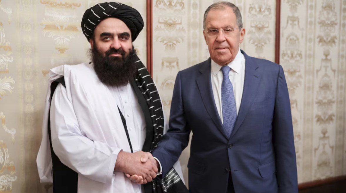 وزير الخارجية الروسي سيرجي لافروف ووزير خارجية حركة طالبان الأفغانية أمير خان متقي