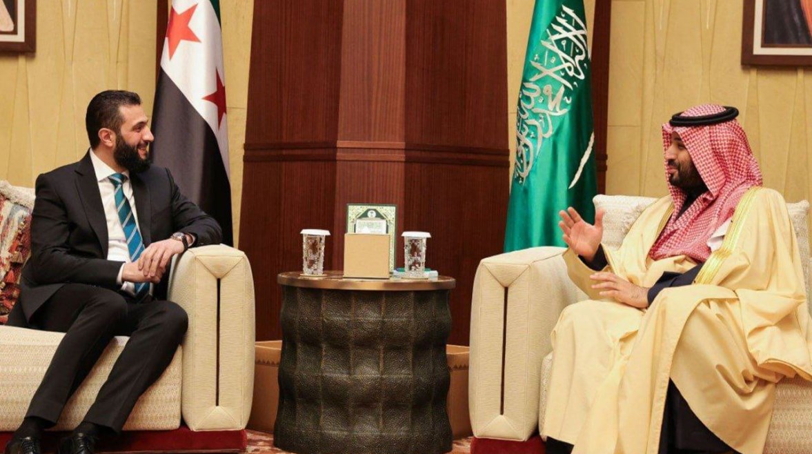 ولي العهد السعودي محمد بن سلمان والرئيس السوري الانتقالي أحمد الشرع