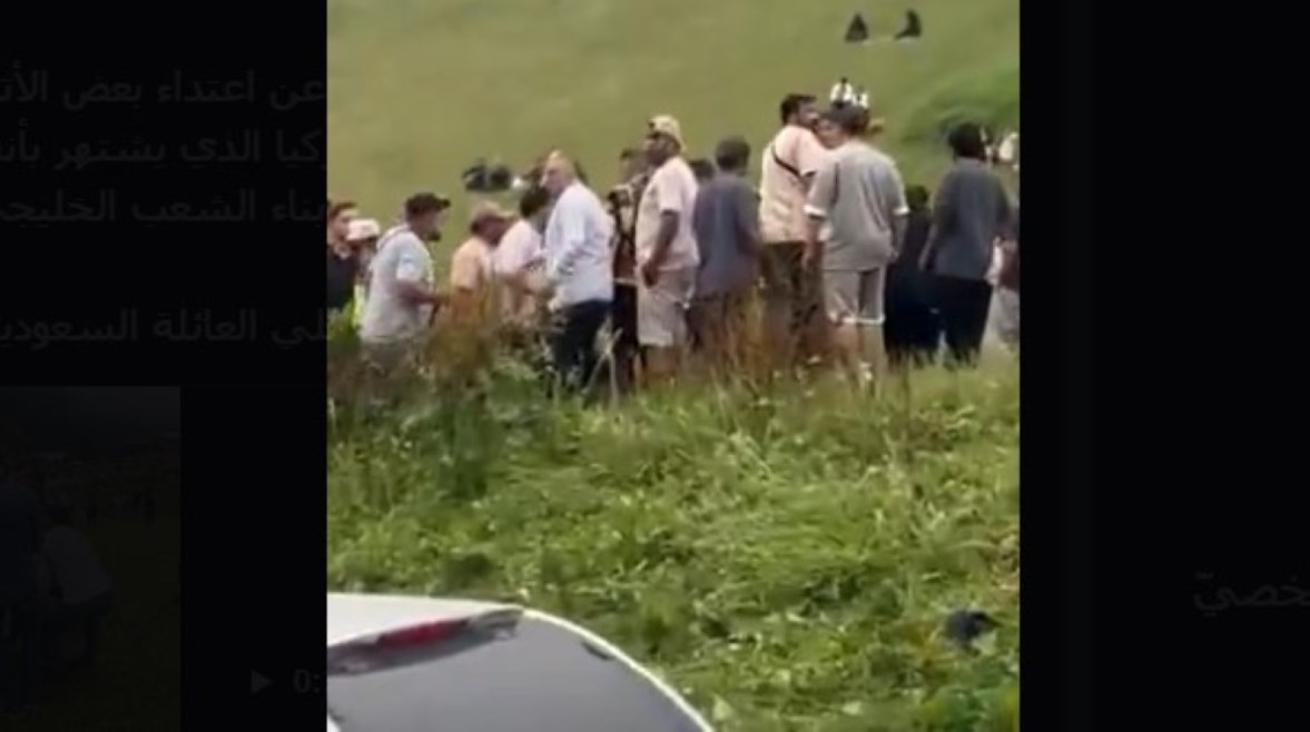 لقطة من الفيديو الذي أظهر الاعتداء على السياح لقطة من الفيديو الذي أظهر الاعتداء على السياح