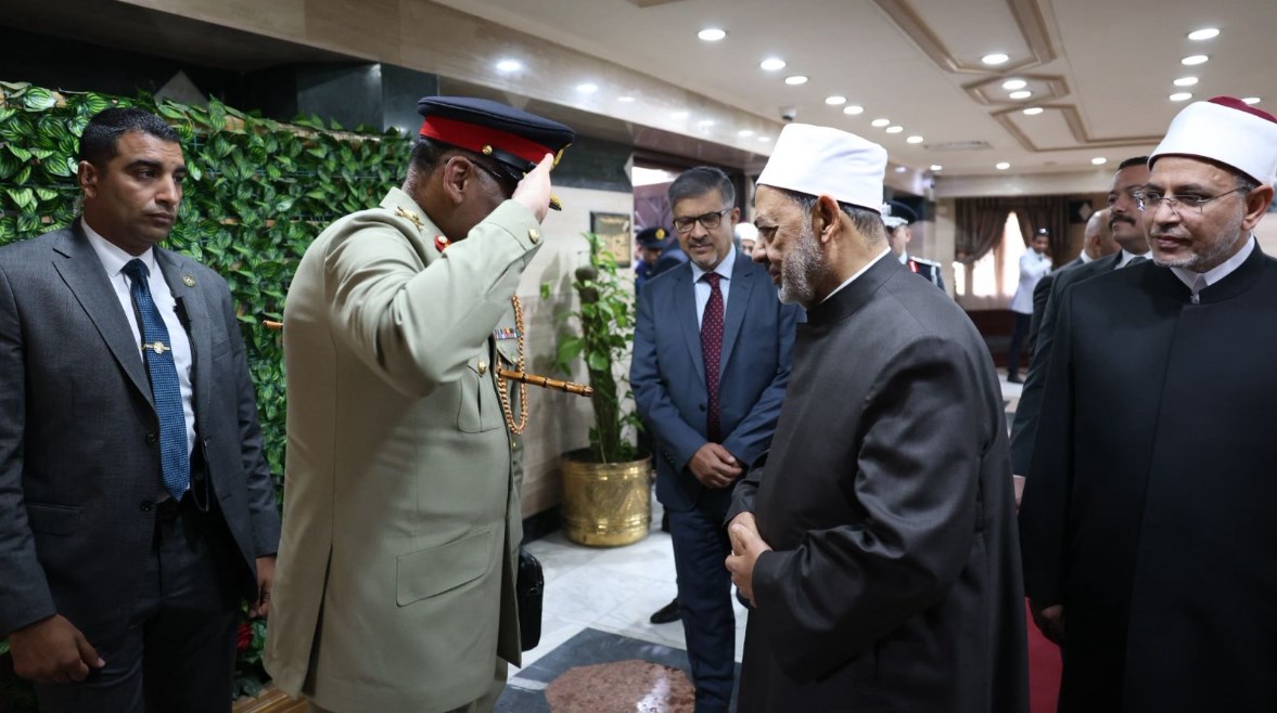 الفريق أول ساهر شمشاد مرزا يؤدي التحية العسكرية لشيخ الأزهر، أحمد الطيب الفريق أول ساهر شمشاد مرزا يؤدي التحية العسكرية لشيخ الأزهر، أحمد الطيب
