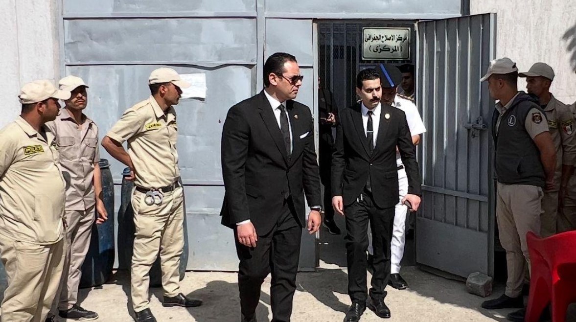 جانب من التفتيش جانب من التفتيش