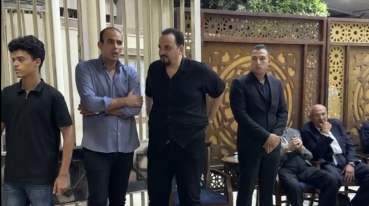 هشام إسماعيل في عزاء والدته هشام إسماعيل في عزاء والدته