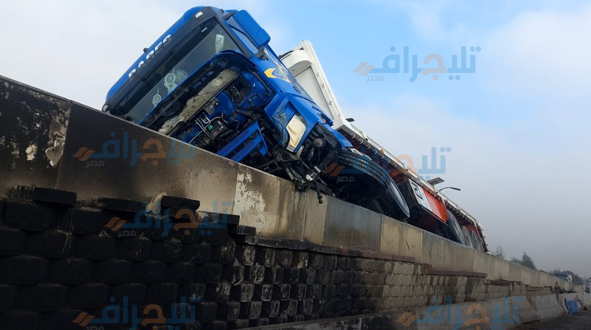 انتشال أول مصاب من إحدى تريلات حادث طريق إسكندرية الصحراوي (صور) 