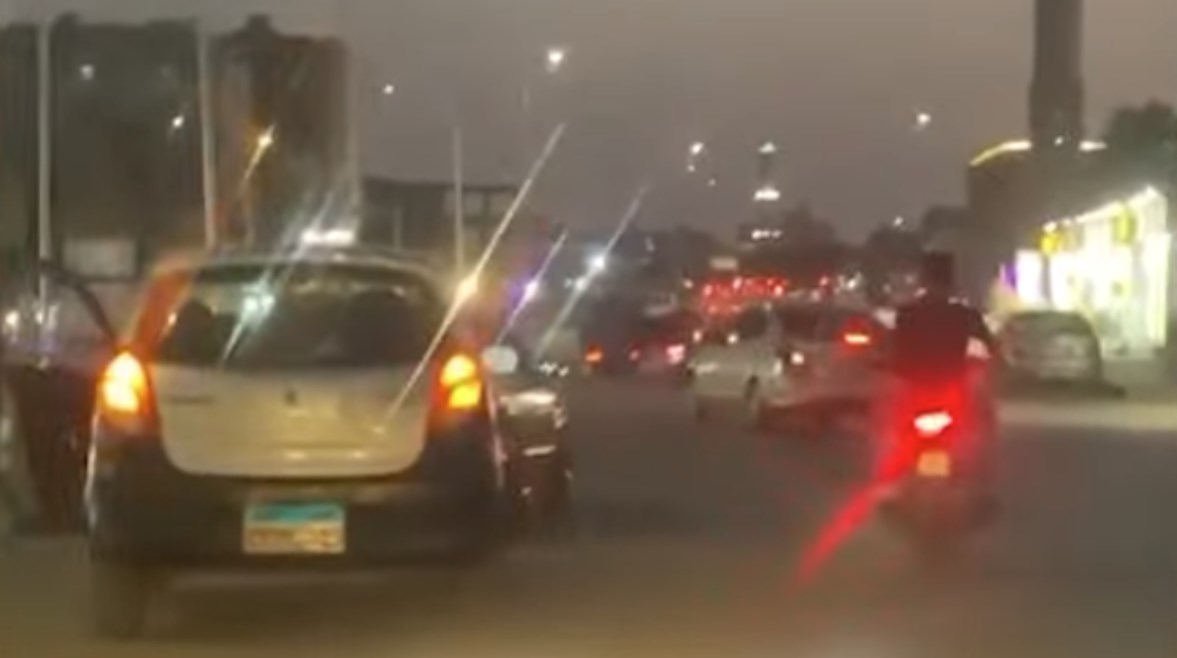 الاستعراض بـ3 سيارات في أكتوبر الاستعراض بـ3 سيارات في أكتوبر