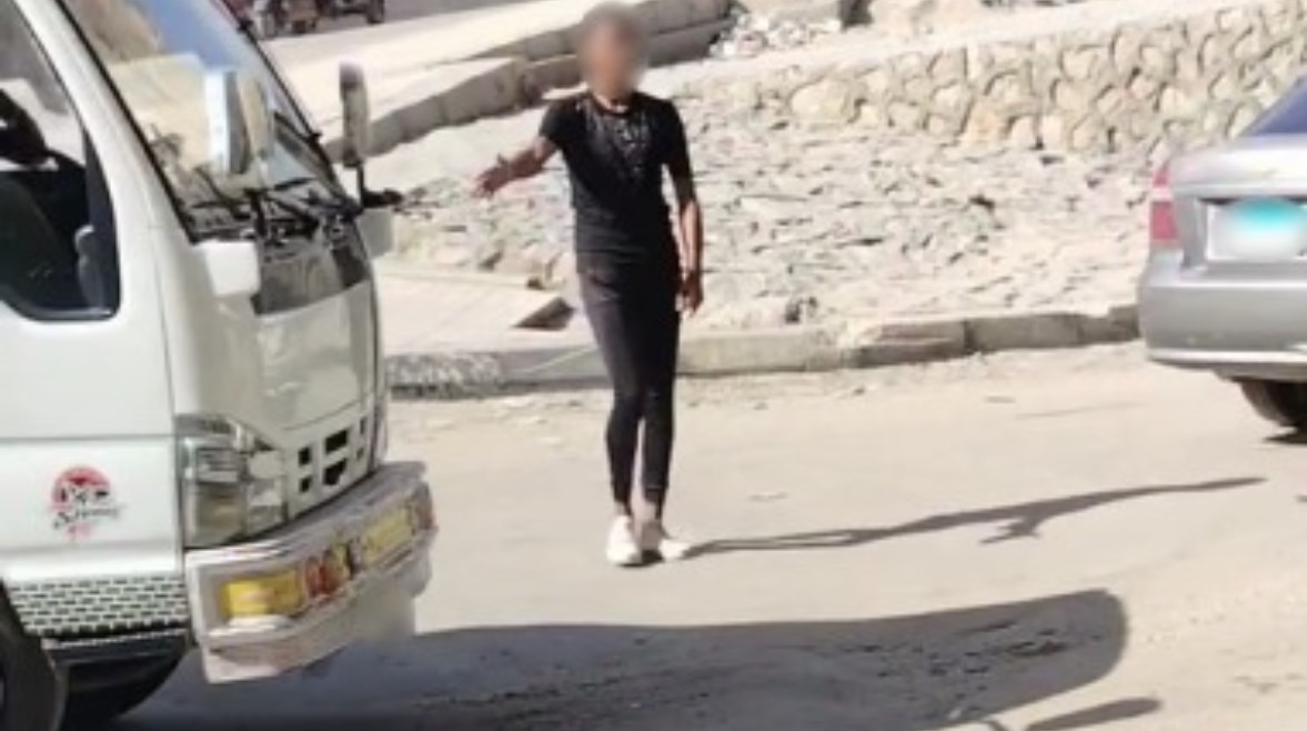 المتهم باستجداء السيارات والتحرش بالفتيات في الإسكندرية المتهم باستجداء السيارات والتحرش بالفتيات في الإسكندرية