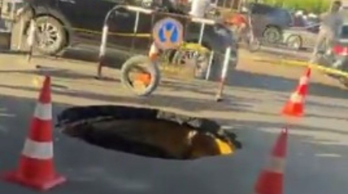 هبوط أرضي في أحد شوارع الزيتون هبوط أرضي في أحد شوارع الزيتون