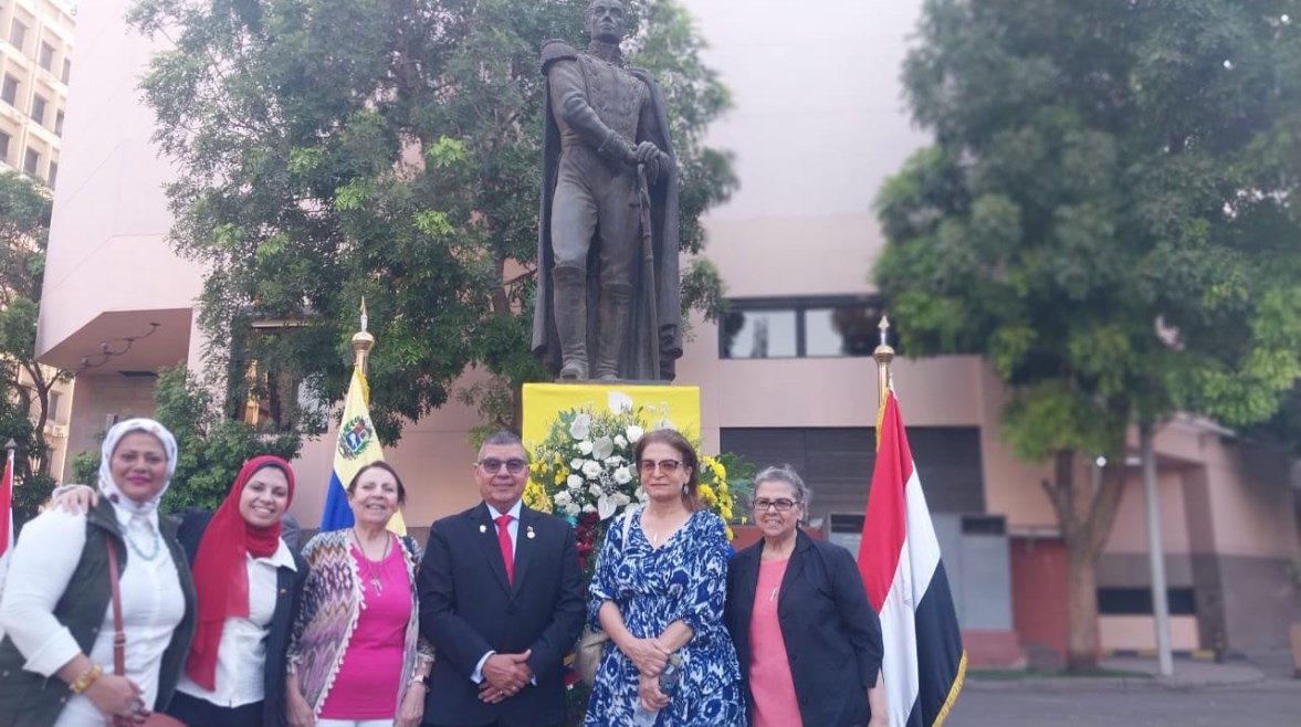 السفير الفنزويلي من أمام تمثال سيمون بوليفار السفير الفنزويلي من أمام تمثال سيمون بوليفار
