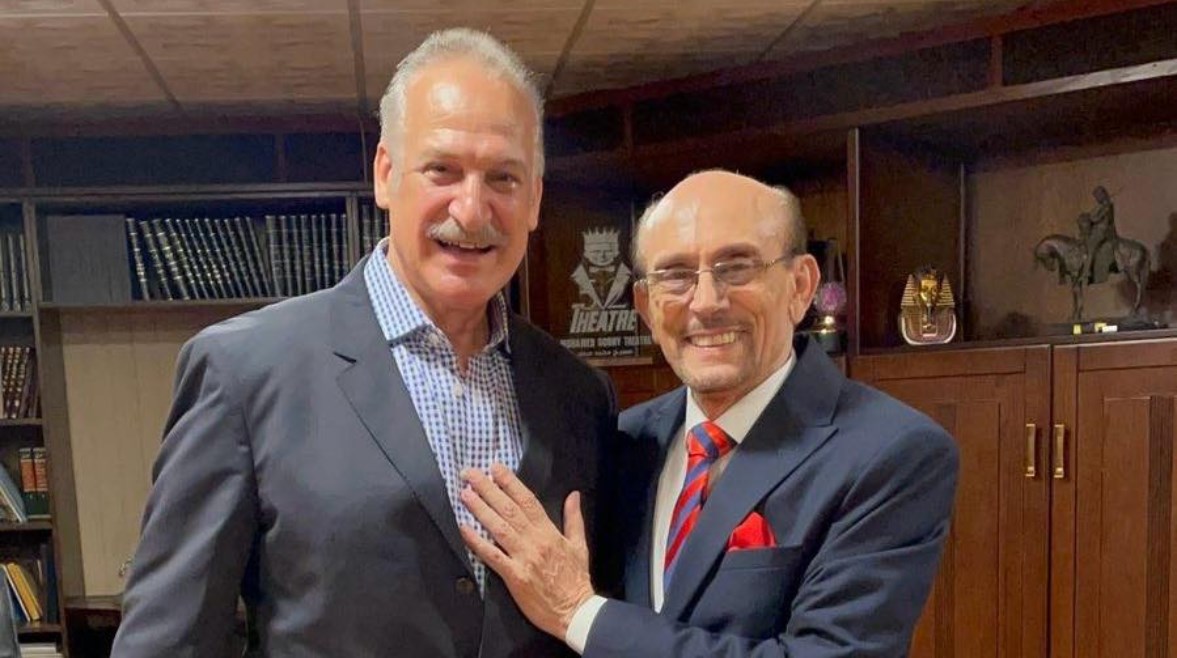 محمد صبحي والمخرج عمر زهران من كواليس مسرحية “فارس يكشف المستور” محمد صبحي والمخرج عمر زهران من كواليس مسرحية “فارس يكشف المستور”