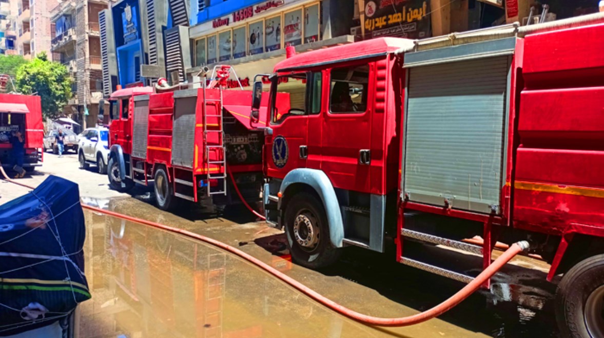 حريق هائل يلتهم محلًا شهيرًا في ميدان الساعة بالمنيا