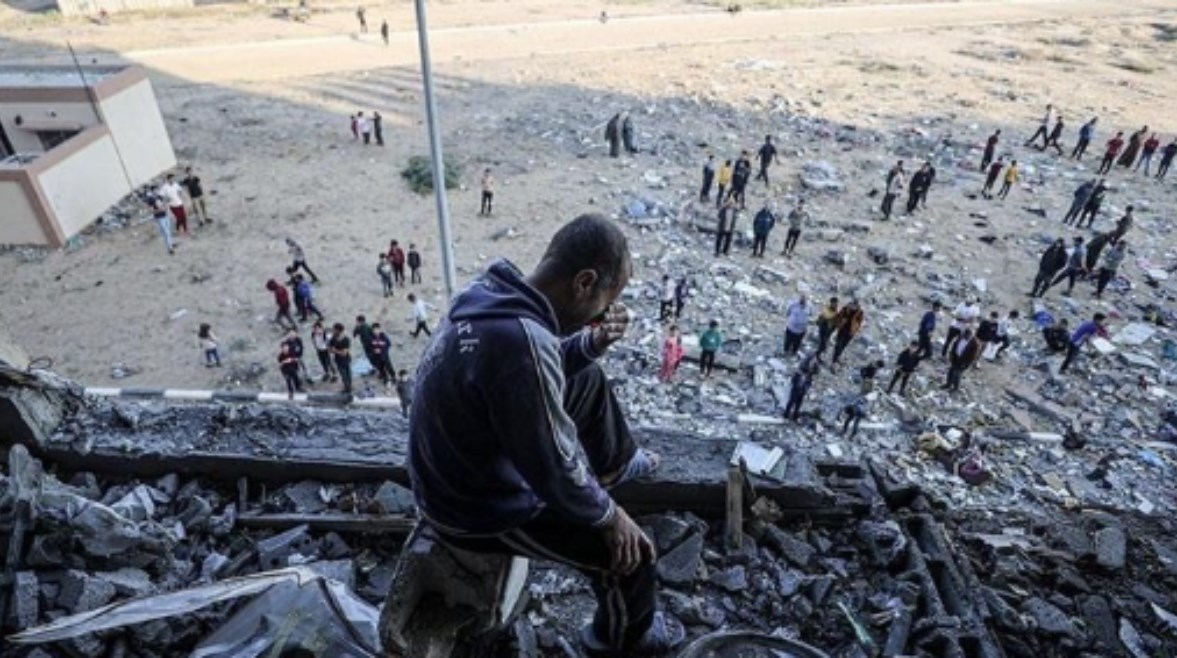 فلسطيني يجلس على أنقاض منزله المدمر جراء القصف الإسرائيلي فلسطيني يجلس على أنقاض منزله المدمر جراء القصف الإسرائيلي