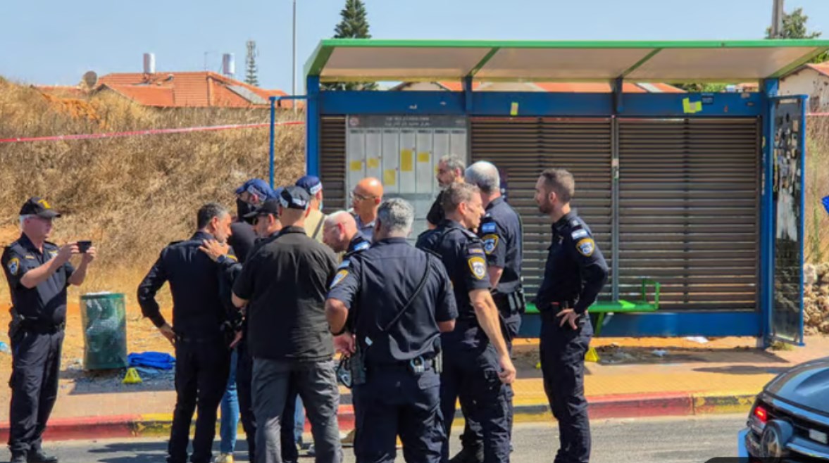 لحظة بحث الشرطة عن منفذ العملية في موقع الحادث- أرشيفية لحظة بحث الشرطة عن منفذ العملية في موقع الحادث- أرشيفية