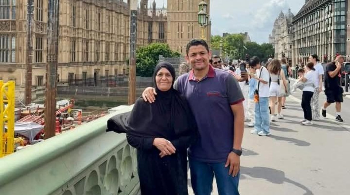 الدكتور أحمد إبراهيم برفقة والدته في لندن