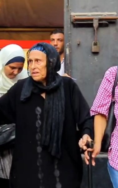 الشرطة تساعد كبار السن في الإدلاء بأصواتهم قي انتخابات مجلس الشيوخ