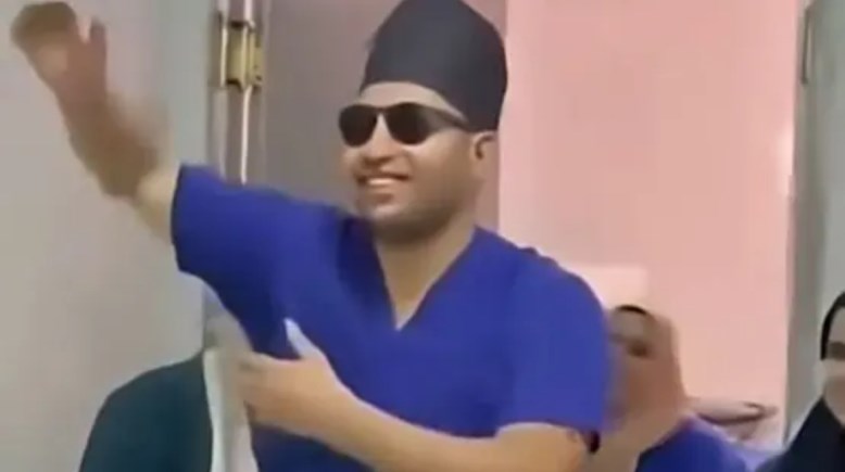 رقص طبيب مع رضيع
