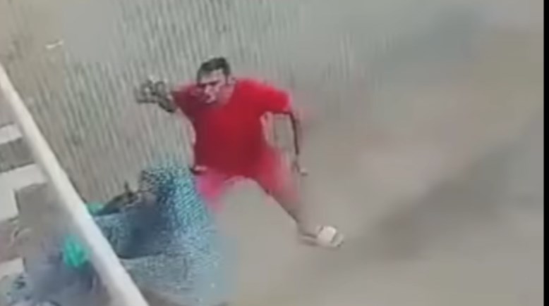 شخص يعتدي على مسنة