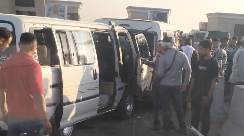 حادث تصادم بين سيارتي ميكروباص