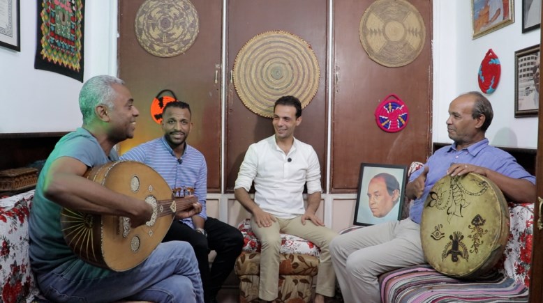 أعضاء فريق "منيب باند" مع الفنان شريف إدريس