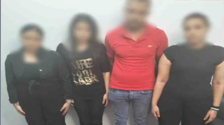 المتهمات مع صاحب الكافيه بعد ضبطهم جميعًا