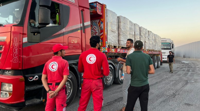 الهلال الاحمر يدفع بقافلة “زاد العزة.. من مصر إلى غزة” الـ29