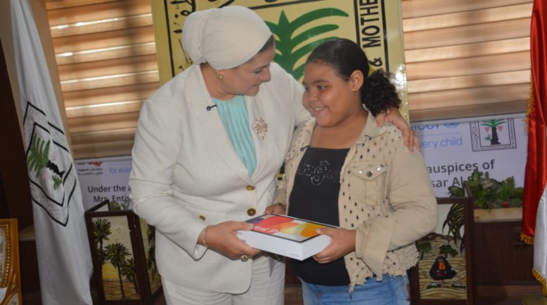 رئيسة المجلس القومي للطفولة والأمومة تكرم الطفلة هايدي 