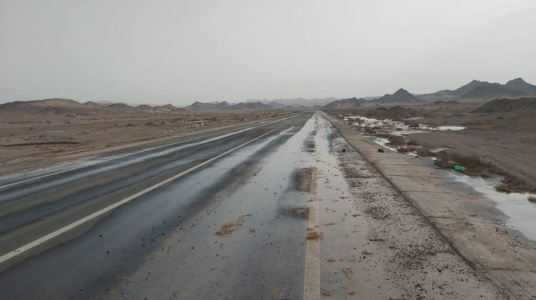سيل خفيف يضرب طريق رأس غارب الشيخ فضل 