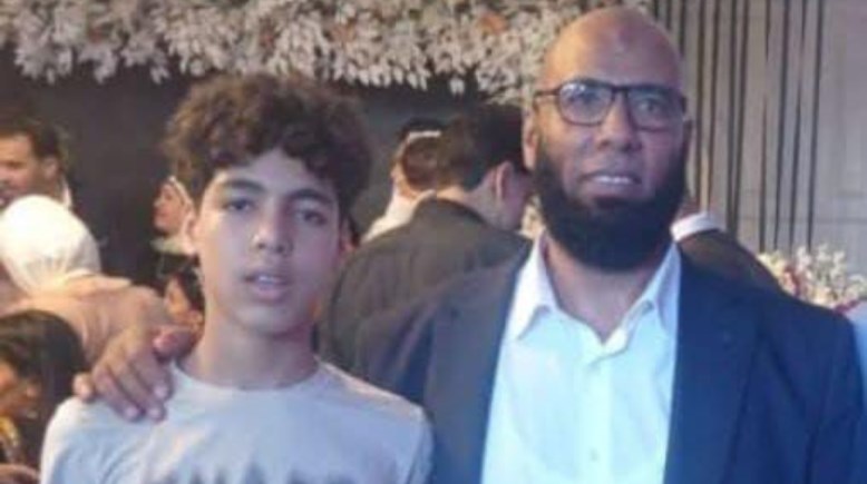 الصبي ضحية الإندومي برفقة والده