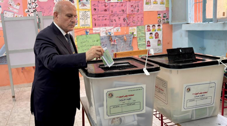 رئيس هيئة النيابة الإدارية يدلي بصوته 