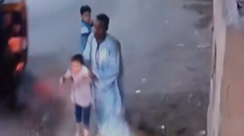 شاب يحاول سرقة حلق طفلة بأسيوط