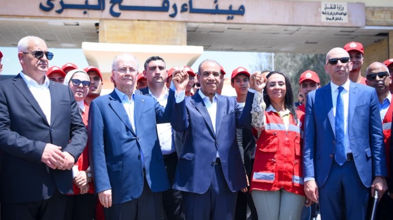 وزير الخارجية والهجرة بدر عبد العاطي  خلال زيارة معبر رفح رفقة الدكتور محمد مصطفى رئيس الوزراء الفلسطيني