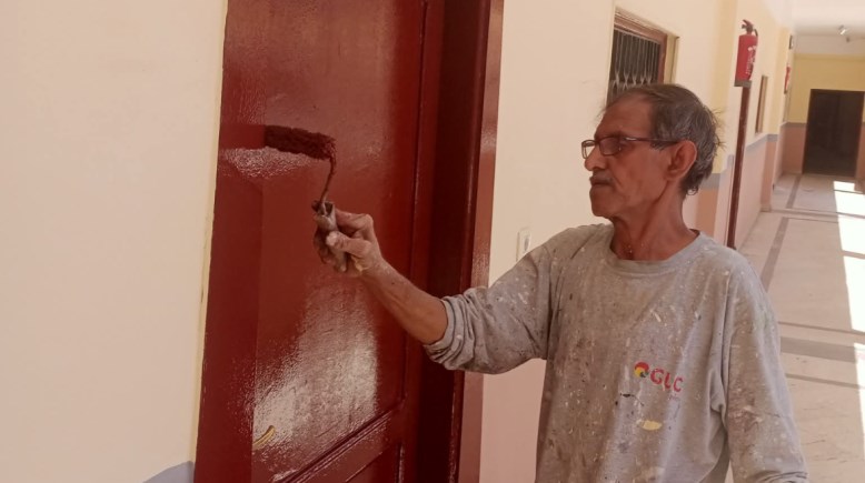 الاستاذ جلال أثناء أعمال طلاء المدرسة