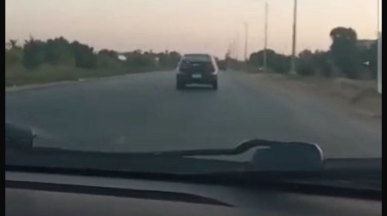 صوره سياره المرشح المتضرر أثناء البث المباشر 