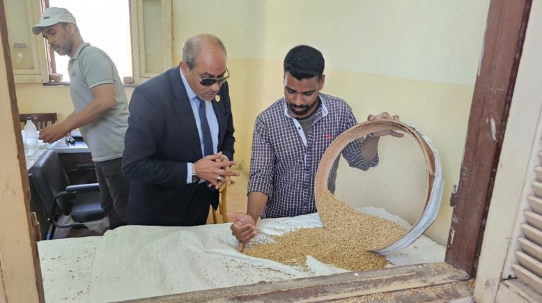 وكيل وزارة التموين بالأقصر الدكتور تامر صلاح يتابع توريد القمح