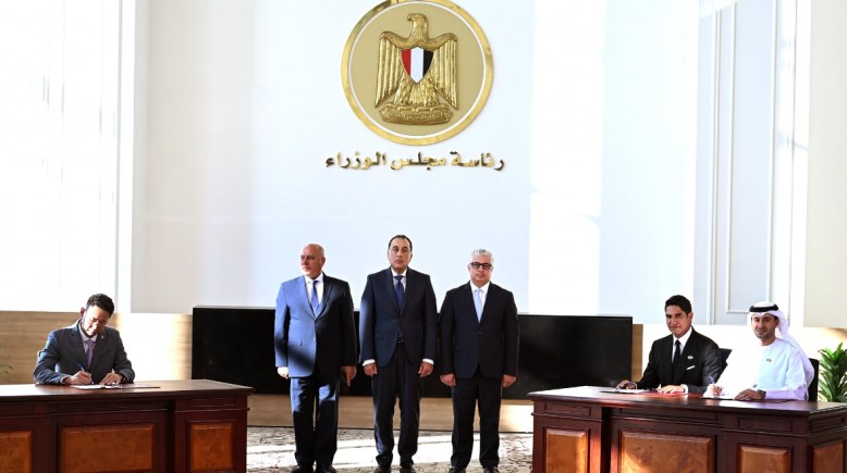شهد رئيس الوزراء، مصطفى مدبولي، مراسم توقيع عقد حق انتفاع بالأرض لصالح مشروع "أتوم سولار مصر"
