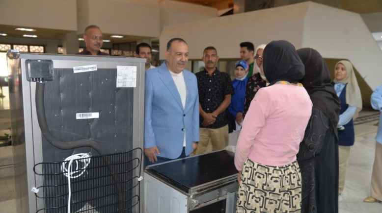 المحافظ مع الأسرة 