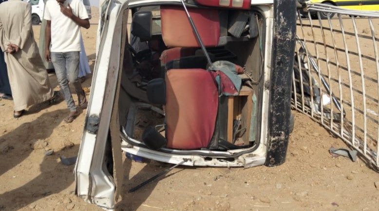 حادث تصادم سيارة ميكروباص باخرى ربع نقل بأسوان 