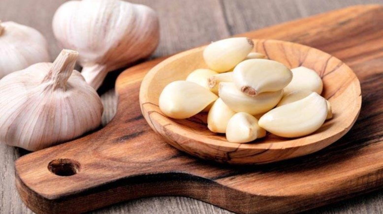 6 فوائد صحية قوية لمضغ الثوم النيء