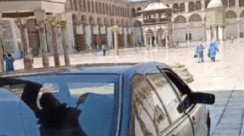 شخص يتجول بسيارة داخل الجامع الأموي