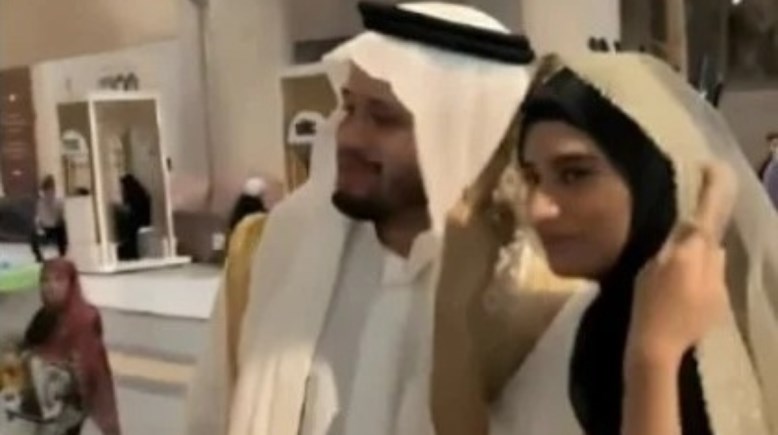 عروسان بملابس الزفاف داخل الحرم المكي