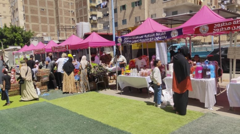 اقبال المواطنين على سوق اليوم الواحد بمطروح