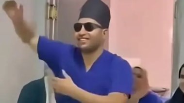 رقص طبيب مع رضيع