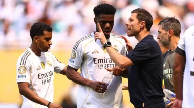 ألونسو مع لاعبي ريال مدريد 