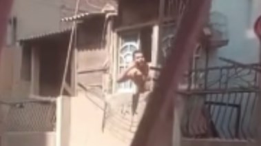 شاب بدون ملابس في شرفة منزله