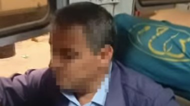 رئيس قطار يطالب مواطنا بالمغادرة بسبب شورت