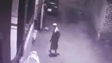 ملثم يشعل النيران بموتوسيكل