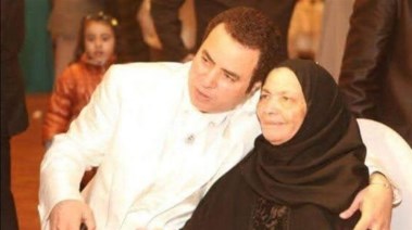 صبحي خليل ووالدته الراحلة